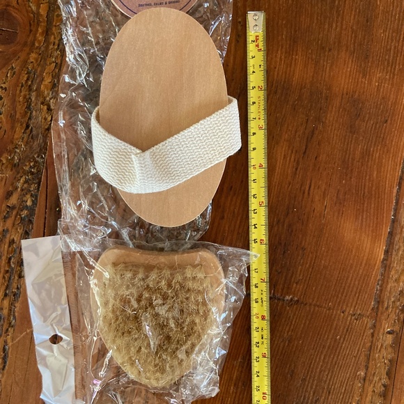 New Dog Paw Brush and Massage Brush - Picture 6 of 6